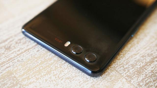 <b>Huawei P20 apare în primele fotografii hands-on, arată altfel decât ne aşteptam și dezvăluie 2 elemente surpinzătoare</b>Dacă Galaxy S9 a apărut deja într-o sumedenie de randări şi fotografii hands on, Huawei P20 a cam luat o pauză de când a primit randări pe bază de schiţe CAD. Revine în forţă acum, cu o galerie completă de fotografii live cu terminalul, mulţumită celor de