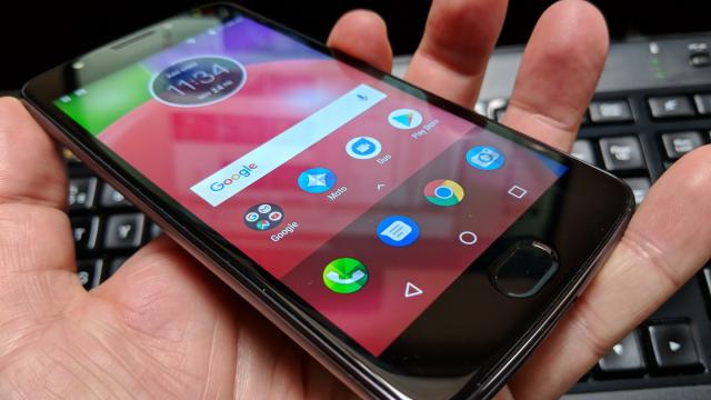 <b>Motorola Moto E4 Review</b>Nu testăm prea des telefoane entry level, ceea ce e păcat, pentru că majoritatea oamenilor de pe Terra probabil că posedă telefoane de genul, mai degrabă decât flagship-uri. Azi ne oprim fix asupra unui astfel de device, Motorola Moto E4.