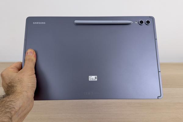 Samsung Galaxy Tab S10 Ultra: Design masiv, dar slim, bine construit