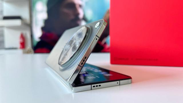 <b>Când va debuta OnePlus Open 2? Rivalul lui Galaxy Z Fold 7 vine în 2025</b>Se pare că OPPO, respectiv OnePlus, pregătesc noi pliabile. În 2024 a sosit OnePlus Open, model rebranduit în China drept OPPO Find N3. Azi apar informații cu privire la noul model care ar putea drept OnePlus Open 2 în Europa. Deși sunt puține informații