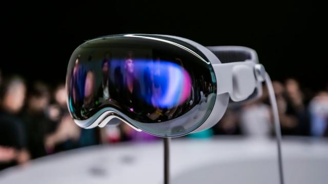 <b>Apple Vision Pro 2 ar putea debuta între toamna lui 2025 și primăvara lui 2026</b>După ce Apple Vision Pro a fost lansat în februarie la un preț impresionant de 3.500 de dolari, zvonurile despre o versiune mai ieftină au început să apară. Totuși, se pare că lansarea acesteia a fost amânată până după 2027, în ciuda vânzărilor scăzute