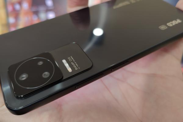 POCO F4 5G: Design dintr-o bucată, cu certificare IP şi unghiuri drepte