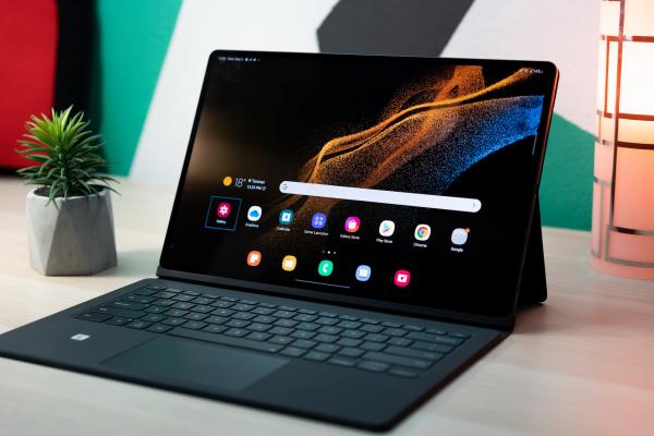 Samsung Galaxy Tab S8 Ultra 5G: Display uriaş, cu muchii înguste şi breton, pregătit pentru lucru