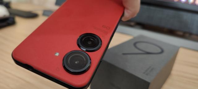 ASUS ZenFone 9 Unboxing: mic şi ambiţios, cu gimbal, face utilizarea cu o mână cool din nou (Video)