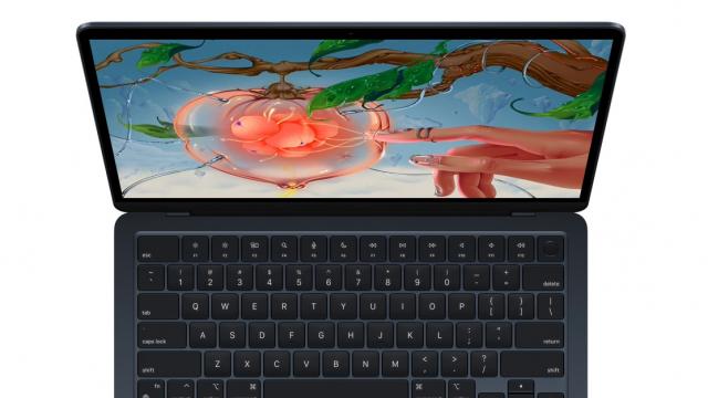 <b>Preț și disponibilitate Apple MacBook Air 2022 (M2) în România</b>Începutul lunii iunie a adus și lansarea de noi produse Apple, printre acestea și MacBook Air 2022 sau MacBook Air M2 dacă vrei să îl numești astfel. Vestea cea bună? Noul laptop este disponibil începând din această săptămână la precomandă 