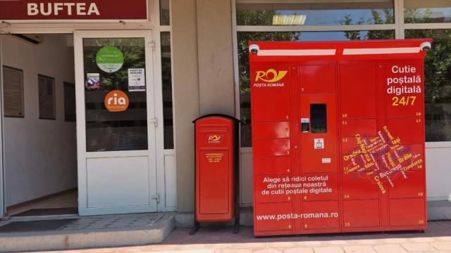 <b>Digitalizarea continuă! Poșta Română instalează cutii poștale digitale, pentru ridicarea coletelor mai facil, 24 din 24 de ore</b>În urmă cu ceva timp Poșta Română făcea un pas mare spre digitalizare, anunțând Ghișeul Poștal Digital. Vorbim despre o soluție automatizată care are o variantă de cântărire și validare volumetrică a coletelor, echipată cu imprimantă pentru etichetele