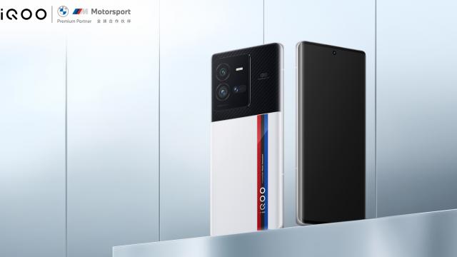 <b>Cea mai rapidă încărcare din lume vine de la vivo! Smartphone-ul iQOO 10 Pro se încarcă la 200W, de la 1 la 100% în doar 10 minute</b>Despre iQOO 10 Pro am vorbit în urmă cu câteva zile, fix după evenimentul de lansare. Este primul telefon din portofoliul vivo și chiar din lume, care beneficiază de alimentare rapidă la 200W pe fir. Azi aflăm însă prin intermediul unui comunicat de presă