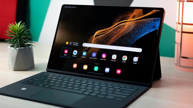 <b>Samsung Galaxy Tab S8 Ultra 5G: Display uriaş, cu muchii înguste şi breton, pregătit pentru lucru</b>Samsung Galaxy Tab S8 Ultra 5G are un ecran de 14.6 inch Super AMOLED, cu rezoluţie de 2960 x 1838 pixeli. Are refresh rate de 120 Hz, suport HDR10+, protecţie Gorilla Glass 6, breton şi muchii foarte înguste, pentru un raport corp-ecran de 90%. 