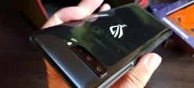 ASUS ROG Phone 3: Design ceva mai cizelat, lucios, badass