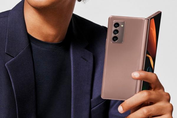 Samsung lansează Galaxy Z Fold2, telefon pliabil cu ecrane mai mari, refresh rate crescut, noi moduri Flex de multitasking