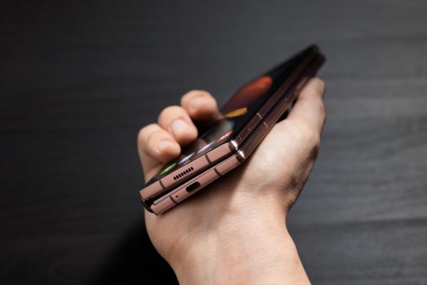 Galerie foto Galaxy Z Fold2 (imagini/ randări oficiale)