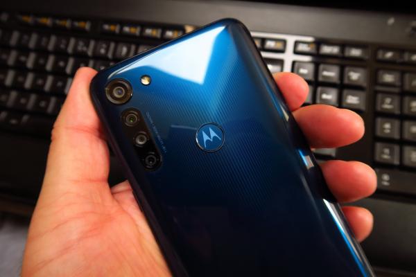 Motorola Moto G8 Power: Design ergonomic, pe bază de plastic