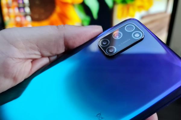 Oppo A72 Unboxing: telefon cu spate cameleonic, veleităţi de battery phone + difuzoare stereo (Video)