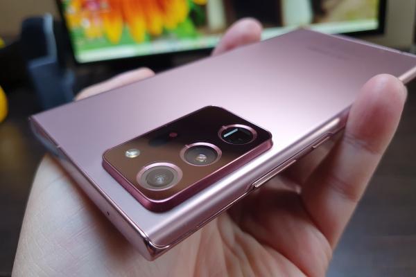 Samsung Galaxy Note 20 Ultra 5G: Design mai rafinat, angular, cu o nuanţă care fură priviri