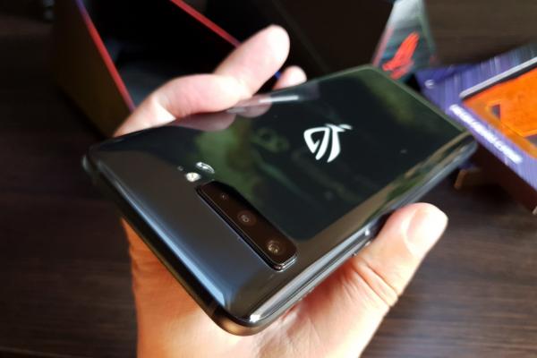 ASUS ROG Phone 3: Design ceva mai cizelat, lucios, badass