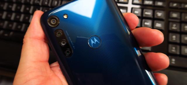 Motorola Moto G8 Power: Design ergonomic, pe bază de plastic