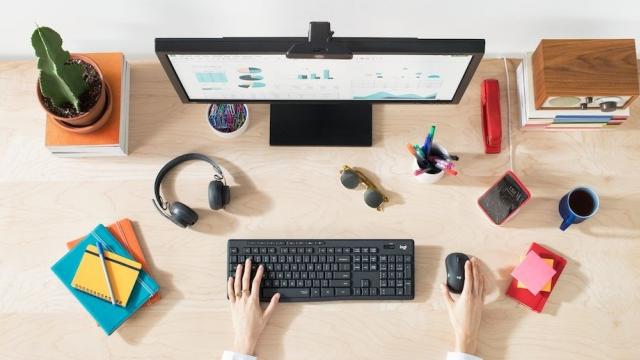 <b>Logitech MK295 Silent Wireless combo este o combinaţie tastatură + mouse care mizează pe silenţiozitate</b>În aceste vremuri de pandemie mulţi lucrează de acasă şi asta poate aduce extra stres colegilor de apartament şi familiei. De aceea utilizarea de periferice silenţioase este foarte importantă. Logitech tocmai a lansat MK295 