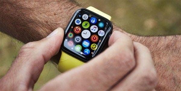 <b>Apple Watch SE va sosi pe 15 septembrie, cu corp de Apple Watch 4 şi fără EKG, AOD</b>Tot mai multe scăpări par să indice ziua de 15 septembrie drept una nu chiar specială pentru Apple. Da, firmă din Cupertino are eveniment atunci, dar nu cel asociat lui iPhone 12, aparent. În schimb o să vedem un produs despre care nu am auzit prea multe 