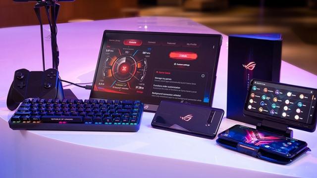 <b>ASUS ROG Phone 3 este acum disponibil în România: telefon de gaming cu cameră triplă, CPU Snapdragon 865+</b>ASUS ROG Phone 3, cel mai nou telefon de gaming al celor de la ASUS tocmai a ajuns în România, fiind acum disponibil OFICIAL. Vine cu puternicul procesor Snapdragon 865+, ecran AMOLED cu rata 