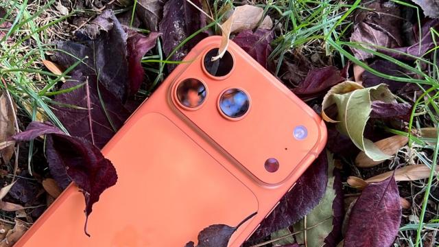 <b>Apple iPhone 17 Pro Max: Camera aduce un salt de zoom, revoluţie selfie şi stabilizare excelentă</b>Senzorul principal de pe iPhone 17 Pro Max, cel wide rămâne la 48 MP, de data asta un Sony IMX903 cu dimensiune 1/1.28 inch și pixeli de 1.22 microni (până la 2.44 microni cu binning). Deschiderea e f/1.78, distanța focală 24 mm