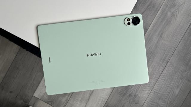 <b>Huawei MatePad 12 X PaperMatte (2025): Design rafinat, inspirat de Macarons</b>Tableta vine cu o textură "cremoasă", ca un unt mega dens, gândită ca tribut pentru prăjitura Macarons, mai ales pe verde. Trece prin 13 paşi în procesul de producţie. Vine pe verde Greenery şi alb şi măsoară doar 5.9 mm în talie 