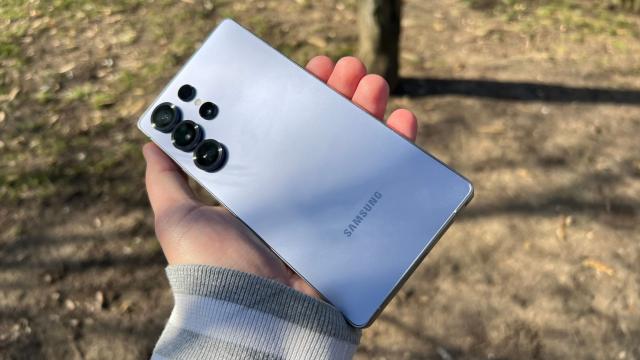 <b>Samsung Galaxy S25 Ultra primește o super reducere pe eMAG, în varianta cu 512 GB stocare</b>De pe grupul de Facebook Mobilissimo.ro am aflat astăzi despre o ofertă cu adevărat tentantă pentru flagship-ul Samsung Galaxy S25 Ultra. V-am informat deja ieri despre campania Genius Days pe care eMAG o desfășoară în aceste zile