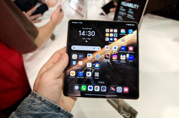 Honor Magic V6 - Fotografii hands-on MWC 2026: HONOR Magic V6 028.jpg