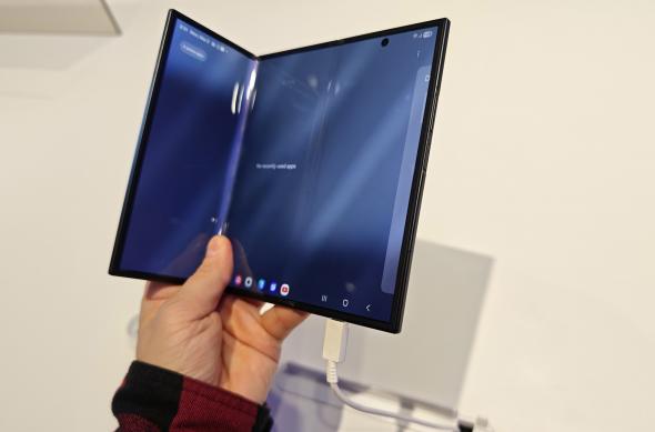 Turul standului Samsung la MWC 2026: IMG_20260302_143123.jpg