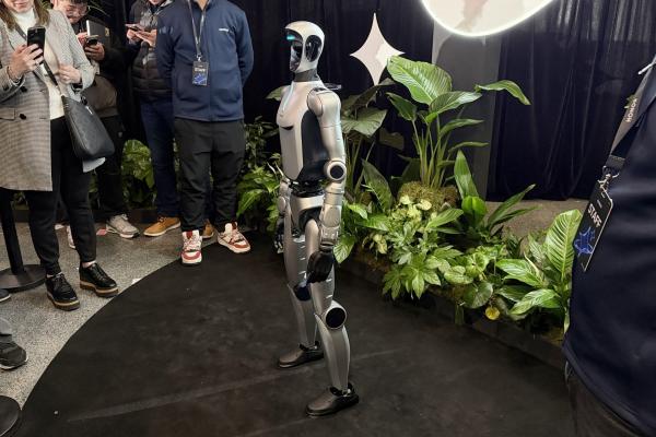 MWC 2026: Robotul umanoid HONOR a făcut senzaţie cu salturi în spate şi dans Moonwalk (Video)