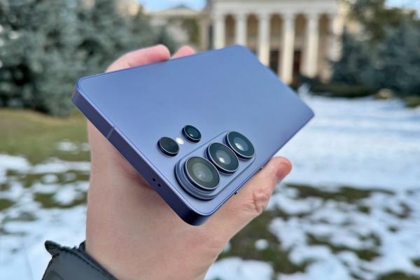 Samsung Galaxy S26 Ultra: Camera aceeași pe hârtie, dar cu schimbări de diafragmă, capturi nocturne îmbunătățite și un Horizon Lock trend pe TikTok