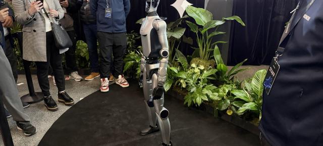 MWC 2026: Robotul umanoid HONOR a făcut senzaţie cu salturi în spate şi dans Moonwalk (Video)
