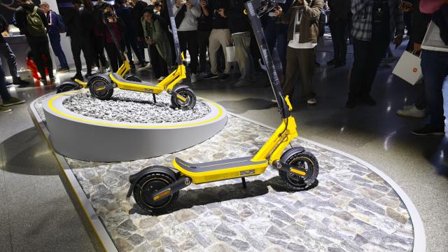 <b>MWC 2026: Xiaomi Electric Scooter 6 Ultra hands on - trotineta 75 km autonomie, inspiraţie de la supermașină, încărcare rapidă</b>Primul gând care mi-a trecut prin cap când am văzut Xiaomi Electric Scooter 6 Ultra e... jocul Death Stranding. Acolo un curier cu armură SF și exoschelet livrează pachete pe toată planeta, după un eveniment apocaliptic. Cam la așa ceva duce cu gândul