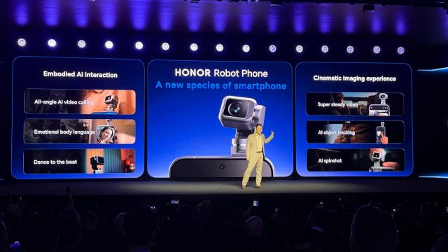 <b>MWC 2026: HONOR Robot Phone este un telefon cu gimbal pe braţ robotic, personalitate de roboţel Star Wars, cameră ARRI</b>Nu am mai văzut de ani buni la un show tech să se înghesuie lumea aşa mult cum o făcea la standul HONOR, în dreptul lui Robot Phone. De altfel, telefonul are un braţ robotic, camera cu gimbal a primit multe teasere înainte de MWC 2026...