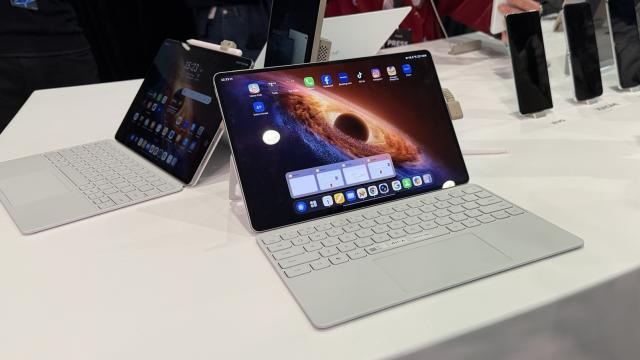 <b>MWC 2026: HONOR MagicPad 4 Hands on - tabletă cu ecran OLED și CPU Snapdragon 8 Gen 5 în premieră</b>HONOR a adus şi tablete la MWC 2026 şi mă refer aici la HONOR MagicPad 4. Este prima tabletă cu procesor Qualcomm Snapdragon 8 Gen 5 şi aduce ecran OLED la doar 599 euro. De fapt, preţul este 699 euro, dar este în vigoare o ofertă early bird