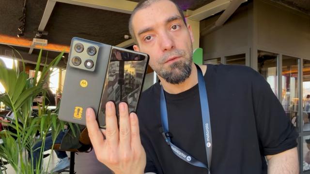 <b>MWC 2026: Cum obții bilet gratis la cupa mondială FIFA! Alex joacă FIFA Heroes (Video)</b>Deși a fost lansat în cadrul CES 2026, în Europa noul Motorola RAZR Fold sosește acum, cu ocazia MWC 2026. Chiar o bună parte din specificații a fost prezentată tocmai recent, cu ocazia evenimentului din Barcelona. Primul telefon pliabil din portofoliul