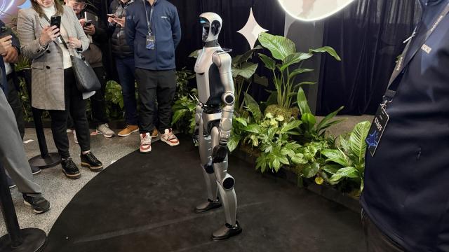 <b>MWC 2026: Robotul umanoid HONOR a făcut senzaţie cu salturi în spate şi dans Moonwalk (Video)</b>„One more thing”-ul celor de la HONOR la MWC 2026 a fost cu siguranţă robotul umanoid HONOR, care a făcut senzaţie prin mişcările sale de dans. L-a adus pe scenă un oficial al companiei şi l-am văzut dansând pe Imagine Dragons