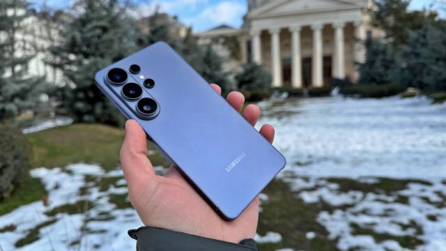 <b>Samsung Galaxy S26 Ultra: Design mai rafinat, în continuare premium dar fără rama din titaniu</b>Ceea ce părea doar un zvon s-a adeverit pe data de 25 februarie 2026 atunci când Samsung anunța lansarea lui Galaxy S26 Ultra și totodată faptul că telefonul renunță la rama din titaniu în favoarea unui material mai ușor 