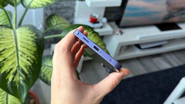 <b>Samsung Galaxy S26 Ultra: Acustică stereo potentă, excelentă pentru consum multimedia</b>Cu o talie redusă cu 0.3 mm pare că Samsung a fost nevoită să mai taie și din dimensiunea componentelor, inclusiv a difuzoarelor care nu mai ating aproape 100 de decibeli precum predecesorul. Nu sunt mult departe după cum arată 