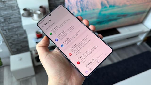 <b>Samsung Galaxy S26 Ultra: OneUI 8.5 aduce un look mai smooth și un AI generativ foarte util, mai ușor de folosit</b>Samsung Galaxy S26 Ultra este primul smartphone livrat cu One UI 8.5, o interfață bazată în continuare pe Android 16 și aș zice eu în mare neschimbată vizual. Văd că se concentrează mai mult pe partea de AI prin noutăți 