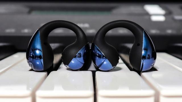 <b>E LUNI e AMAZON: Căști SoundPEATS PearlClip Pro Open Ear cu Bluetooth 5.4, 12 mm driver, IPX5 și 30 ore baterie</b>Un nou episod din seria „E LUNI e AMAZON” vine cu un produs pe care l-am tot văzut recomandat în ultimele luni în clipuri de tech și în review-uri: căștile open-ear cu design tip clip. Modelul de azi este SoundPEATS PearlClip Pro , iar vestea bună este