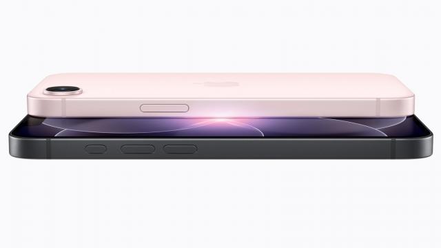 <b>iPhone 17e anunțat oficial! Vine cu procesor A19, modem C1X, 256 GB stocare în variantă de bază + suport MagSafe</b>După succesul generației anterioare, Apple revine cu un nou model accesibil sub seria iPhone 17. Vorbim azi despre cel mai nou smartphone accesibil din gama companiei și anume iPhone 17e. Noul model promite performanță mai ridicată, autonomie mai bună