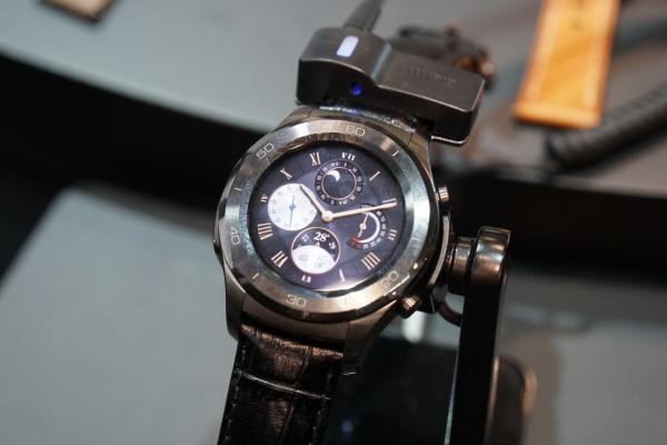 MWC 2017: Huawei Watch 2 Classic hands-on - cu adevărat un clasic, cu curea din piele si corp metalic lucios (Video)