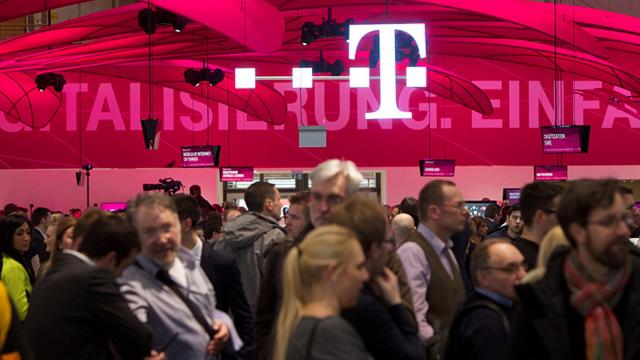 <b>Telekom anunţă o reorganizarea a companiilor din grup, doreşte creşterea cotei de piaţă prin relansarea ofertei pe mobil, o strategie nouă</b>Se pare că zvonurile despre ieşirea Telekom de pe piaţa din România nu au fost chiar reale, pentru ca operatorul magenta încă are planuri pentru ţara noastră. Aflăm că Telekom vrea îşi crească cota de piaţă şi pentru asta are de gând să relanseze oferta..