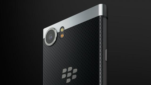 <b>MWC 2017: BlackBerry KEYone (Mercury) e lansat oficial, vine cu tastatura full QWERTY îşi preţ de 600 de euro în Europa</b>După o prezentare hands on la CES 2017, BlackBerry Mercury a mai primit câteva scăpări, iar numele său comercial a apărut în ultimele zile: BlackBerry KEYone. Aflaţi că smartphone-ul a devenit oficial cu ocazia lui MWC 2017, fiind lansat în Barcelona şi..