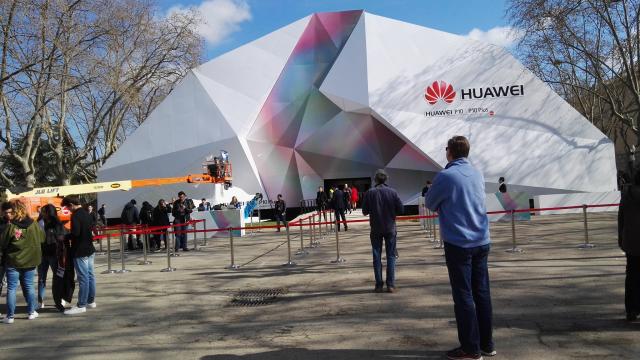 <b>MWC 2017: Iată cum puteţi privi lansarea lui Huawei P10, P10 Plus şi Huawei Watch 2 în live stream și live blog</b>La ora 15:00 ora României azi debutează conferinţa Huawei de la MWC 2017, unde se va afla colegul nostru Claudiu Sima. Voi veţi putea privi conferinţa via live stream, pe care îl găsiţi aici, dar avem si un live blog pentru voi.