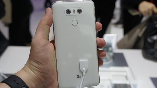 <b>LG G6 listat în oferta Quickmobile.ro, iar preţul e mai mic decât cel anunțat pentru Coreea</b>Proaspăt anunţat la MWC 2017, drept flagship LG pe anul curent, LG G6 a ajuns deja în oferta celor de la Quickmobile.ro. Retailerul vinde noul telefon la preţul de 3199 lei şi menţionează că livrările încep din luna curentă, martie.