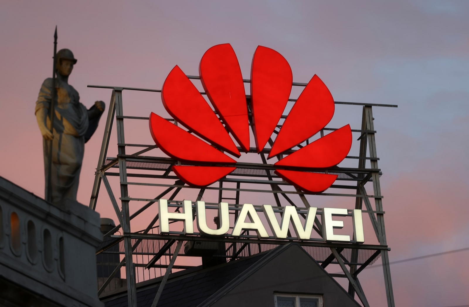 Huawei ar putea fi eliminată din rețelele 5G europene, dar operatorii avertizează că măsura ar costa până la 40 de miliarde de euro