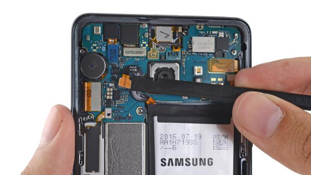 <b>Samsung Galaxy Note 7 primeşte o disecţie din partea iFixit, se dovedeşte greu de reparat; Totuşi e mai ușor de deschis decât Galaxy S7</b>Dacă l-am văzut pe Samsung Galaxy Note 7 trecut prin teste de zgâriere, ardere şi îndoire, e momentul să îl vedem şi disecat la iFixit, iar veştile sunt mixte. Pentru început aflaţi că el este mai uşor de reparat decât Galaxy S7, dar rămâne mai puţin..
