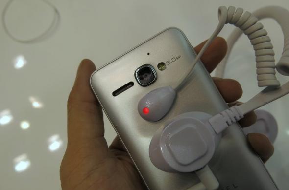 MWC 2013: Alcatel One Touch Star hands on - e loc și pentru midrange la MWC! (Video): alcatel_one_touch_star_07jpg.jpg