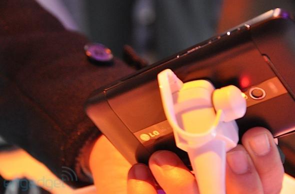 LG Revolution anunțat oficial la CES 2011, vine cu Android 2.2, suport 4G LTE: lg_revolution_hand_on_03.jpg